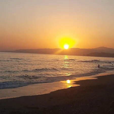 En Primera Linea De Playa, Con Piscina Y Garaje En Costa Lejlighed Torrox
