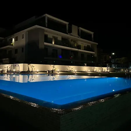 En Primera Linea De Playa, Con Piscina Y Garaje En Costa Lejlighed *