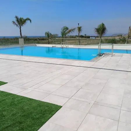 En Primera Linea De Playa, Con Piscina Y Garaje En Costa Lejlighed *